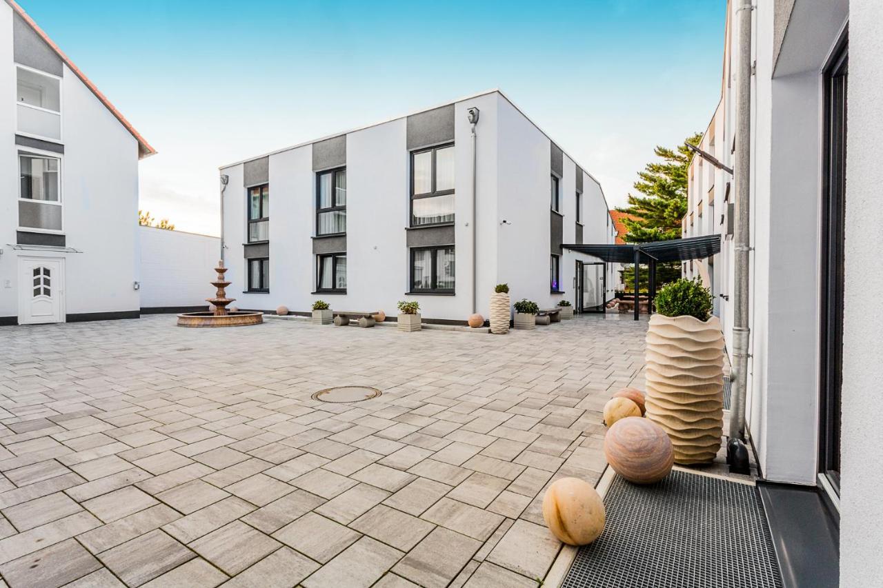 Hotel Naam & Frankfurt City-messe Airport 3*